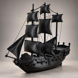 Può includere: Un dettagliato modello di nave nero con alberi multipli e vele scure. L'imbarcazione presenta strutture del ponte complesse, linee di sartiame e uno scafo con dettagli visibili del fasciame. Questa replica nautica monocromatica è un oggetto da esposizione.