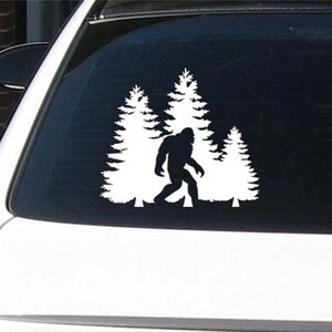 Bigfoot-Auto-Aufkleber, Sasquatch Berg-Vinylaufkleber, Bigfoot-Wanderwald-Fensteraufkleber, Bigfoot-Wanderaufkleber, Bigfüße in den Bäumen Abziehbild