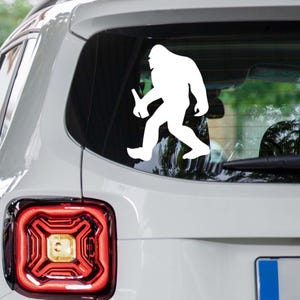 Big Foot Mit Bier Vinyl Aufkleber, Lustiger Sasquatch Autoaufkleber, Bigfoot Fenster Aufkleber, Yeti mit Bier, Cryptid Autoaufkleber