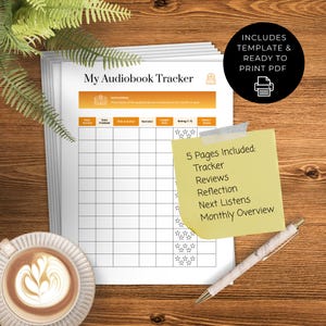 Può includere: Una pila di carta bianca con il testo "My Audiobook Tracker" in arancione. Un post-it giallo elenca "Tracker, Reviews, Reflection, Next Listens, Monthly Overview". Una tazza di caffè e una penna sono su una superficie di legno.
