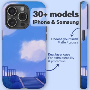 Könnte beinhalten: Eine Handyhülle mit einem Design aus blauem Himmel und Wolken. Die Hülle ist für iPhone- und Samsung-Modelle geeignet. Auf der Hülle steht "30+ Modelle", "Wähle dein Finish Matt / glänzend" und "Dual Layer Case Für zusätzliche Haltbarkeit & Schutz".
