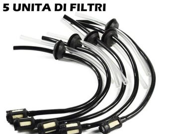 Peut inclure: Cinq filtres à carburant avec des tubes noirs et des tubes en plastique transparent. Les filtres ont une forme rectangulaire avec un élément filtrant blanc. Le texte "LA VENDITA INCLUDE: 5 UNITA DI FILTRI" est en haut de l'image.