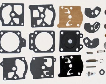 Peut inclure: Ensemble de pièces de carburateur de petit moteur, comprenant des joints, des diaphragmes et divers composants métalliques. Les pièces sont de formes et de tailles variées, avec un mélange de couleurs noir, marron et argent. Vue de dessus.