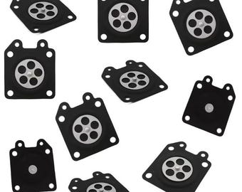 Peut inclure: Plusieurs diaphragmes en caoutchouc noir avec un centre argenté et des trous de montage. Les diaphragmes, de forme carrée ou rectangulaire aux coins arrondis, sont disposés sur fond blanc.