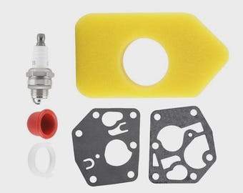 Peut inclure: Ensemble de pièces de petit moteur. L'image présente une bougie d'allumage, un capuchon rouge, un filtre à air jaune et deux joints gris foncé. La bougie est argentée avec du texte blanc. Le filtre à air est jaune vif, de forme rectangulaire avec une découpe circulaire.