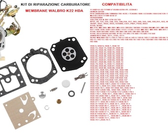 Peut inclure: Un kit de réparation de carburateur avec divers composants, notamment des joints, des membranes et de petites pièces métalliques. Le kit comprend le texte "KIT DI RIPARAZIONE CARBURETOR" et "MEMBRANE WALBRO K22 HDA". Une liste des modèles compatibles est également incluse.