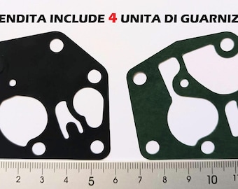 Peut inclure: Deux joints, un noir et un vert, avec diverses découpes circulaires et irrégulières. Le texte "LA VENDITA INCLUDE 4 UNITA DI GUARNIZIONI" est en haut. Une règle avec des marquages en centimètres est en bas.