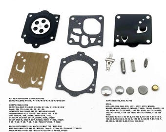 Peut inclure: Un kit de révision de carburateur avec divers joints noirs, des membranes et de petits composants métalliques. Le kit comprend des pièces pour plusieurs modèles de moteurs, avec du texte.
