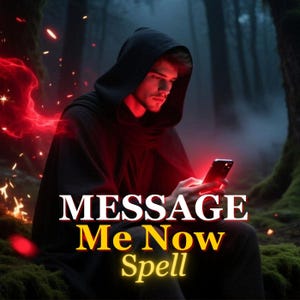 Op de afbeelding: Een persoon in een zwarte capuchonmantel houdt een oplichtende smartphone vast. De afbeelding heeft een donker, mystiek thema met rode accenten en de tekst "MESSAGE Me Now Spell" in wit en geel.