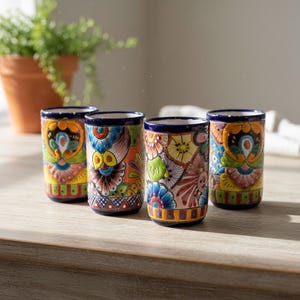 Vaso de cerámica mexicana pintado a mano con forma de Talavera.