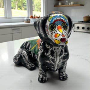 Statue vibrante de teckel Talavera | Art du jour des morts