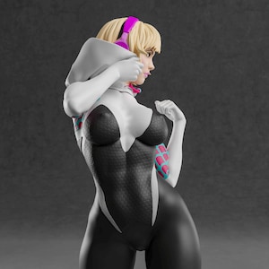 K&ouml;nnte beinhalten: Figur einer Superheldin in einem schwarz-wei&szlig;en Body mit Spinnennetz-Muster. Die Figur hat blondes Haar, pinkfarbene Kopfh&ouml;rer und pinkfarbene und blaue Akzente an den Armen. Die Figur befindet sich in einer dynamischen Pose.