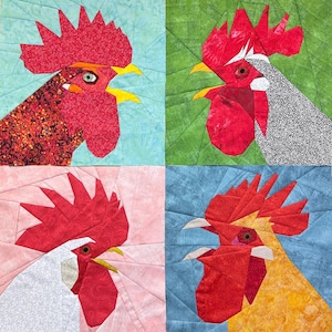 Pode incluir: Uma colagem de quatro imagens coloridas de galos, cada uma com uma cor de fundo diferente. Os galos são feitos de tecido e têm um design de patchwork. As cores são vermelho, branco, amarelo, azul, verde e preto.