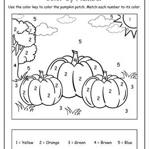 Puede incluir: Hoja de actividades en blanco y negro "Colorea por números" con calabazas, nubes y un sol. Incluye una clave de color con amarillo, naranja, verde, marrón y azul. El texto dice: "Usa la clave de color para colorear el campo de calabazas."