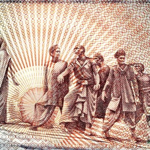 Puede incluir: Ilustración detallada de un grupo de personas caminando, con un hombre en primer plano sosteniendo un bastón. La imagen tiene un aspecto vintage, con una paleta de colores de azules, verdes y marrones. El fondo presenta un diseño de rayos de sol.