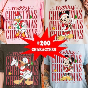 Puede incluir: Un collage de cuatro camisetas en rosa, crema, gris oscuro y azul claro. Cada camiseta presenta el texto merry CHRISTMAS en rojo, decorado con copos de nieve y un personaje de Disney con traje de Santa envuelto en luces navideñas de colores.