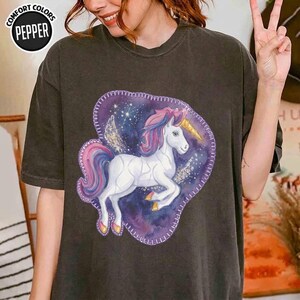 Disney Channel Lizzie Unicorn PNG, Oto, z czego zrobione są sny PNG, Disney Y2K Nostalgia z lat 2000. Pobierz cyfrowo, Śpiewaj mi, Paolo