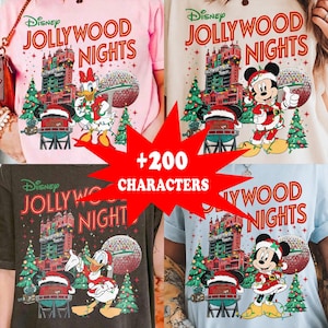 Könnte beinhalten: Eine Kollektion von vier T-Shirts in Rosa, Creme, Schwarz und Hellblau, die jeweils eine Disney Jollywood Nights-Grafik mit dem Hollywood Tower Hotel, Weihnachtsbäumen und Charakteren wie Daisy Duck, Mickey und Minnie Mouse zeigen.