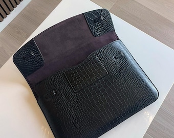 Croc Embossed Leather Laptop Sleeve - MacBook Pro / Air 13 14 15 16 inch - Saffiano Print - Iguana Pattern - Personalized, Padded, Magnetic