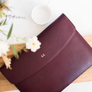 Funda de cuero personalizada para portátil MacBook Pro/Air de 13, 14, 15 y 16 pulgadas: funda tipo sobre con tarjetero, bolsillo trasero e imanes.