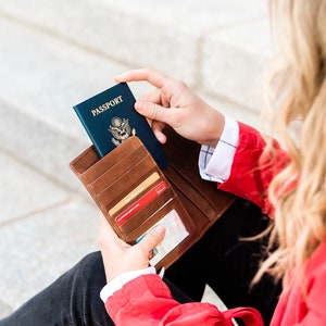 OOPSIE - Cartera y etiqueta de cuero para pasaporte - IMPERFECCIONES DE BELLEZA