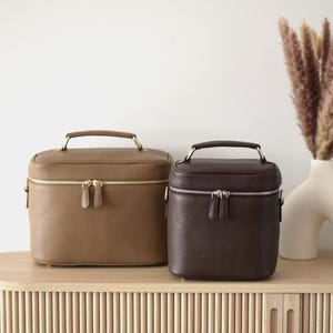 Nécessaire vertical de couro com alça transversal - Estojo de cosméticos personalizado - 2 tamanhos - Organização prática