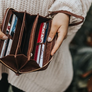OOPSIE - Cartera de piel con cremallera y detalles de belleza