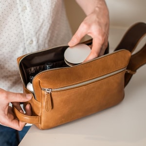 Kulturtasche Leder mit breiter magnetischer Klappe - Rasierbeutel - Kulturbeutel personalisiert - Geschenk zum Jahrestag - Trauzeugen - Geschenk zum Abschluss