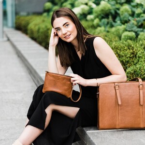 OOPSIE Leather wristlet clutch with bow tie BEAUTY IMPERFECTIONS Caramel