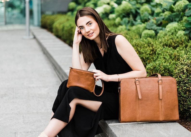 OOPSIE Leather wristlet clutch with bow tie BEAUTY IMPERFECTIONS Caramel