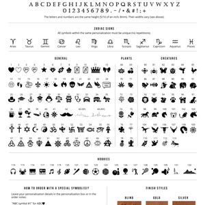 Op de afbeelding: Een referentieblad voor personalisatie-opties, met het alfabet, cijfers, symbolen, dierenriemtekens, planten, wezens en hobby's. Bevat voorbeelden van afwerkingen: blind, goud en zilver.