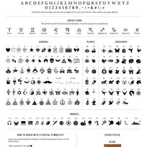 以下が含まれることがあります： A-Zの大文字、0-9の数字、記号、星座、および一般、植物、生き物、趣味のカテゴリーに分類されたアイコンが記載された白黒のパーソナライゼーションチャート。文字の高さは8mmと記載されています。