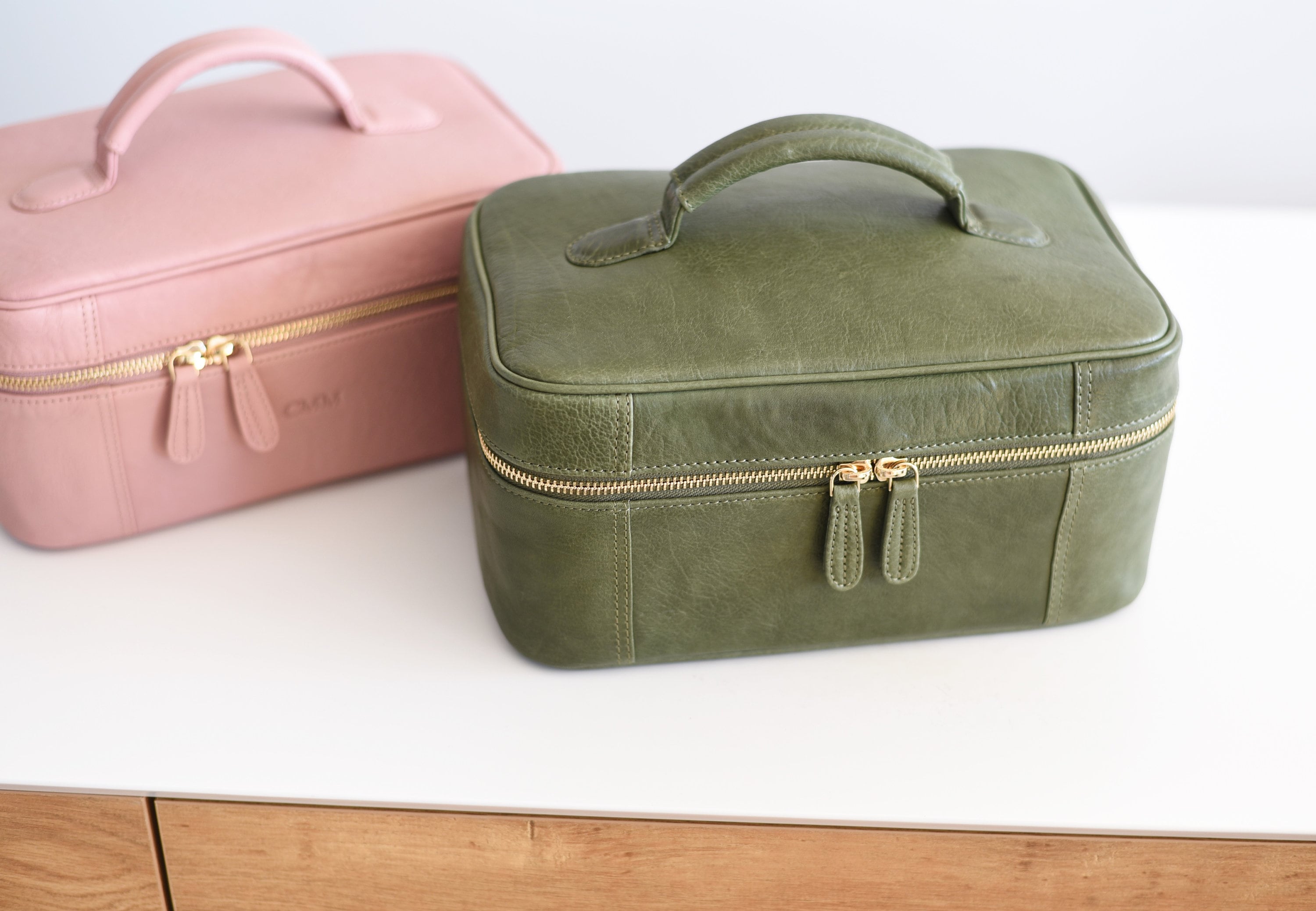Leather toiletry bag - Personalized gift for wife - Gift for mom - Anniversary gift - Cosmetic bag - Monogrammed makeup case - For daughter