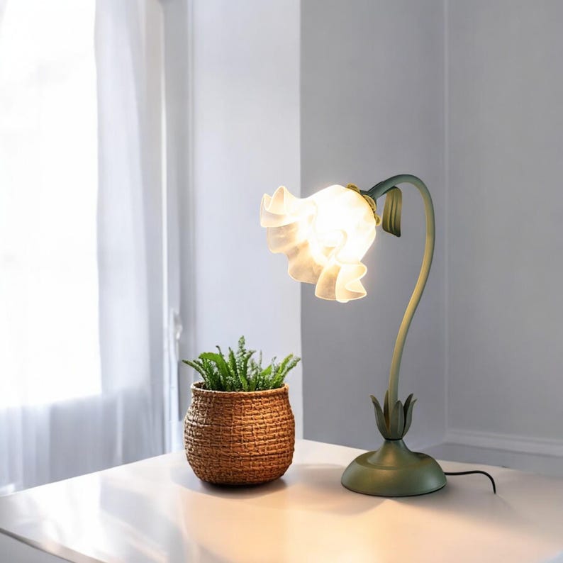 Lámpara de noche vintage verde: lámpara de mesa con diseño floral y dirección ajustable, luz LED E26 para dormitorio o sala de estar.