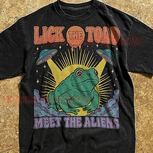 T-shirt Lick The Toad Meet The Aliens, retro cartoon psychedelisch T-shirt, vintage kikkerontwerp ufo-afbeelding, Trippy Frog-T-shirt