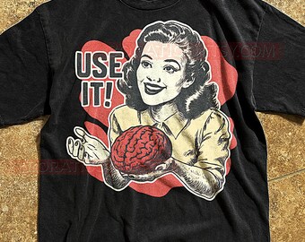Camiseta "Usalo con tu cerebro", tipografía retro gráfica vintage, ilustración cerebral con humor ingenioso, cita divertida