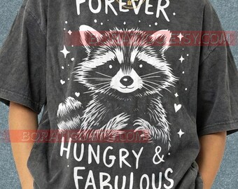 Forever Hungry & Fabulous アライグマ Comfort Colors® Tシャツ、おもしろいアライグマ 90年代グラフィック、レトロな動物好き、ヴィンテージ Y2K ストリートウェア