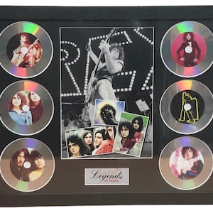 Puede incluir: Marco de recuerdos musicales con una foto de concierto en blanco y negro rodeada de seis CD. Los CD muestran imágenes de músicos. El marco incluye el texto "Legends of music".