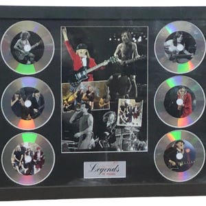 Puede incluir: Marco de música con un collage de imágenes y CD. La imagen central es una foto en blanco y negro de una banda actuando. Seis CD están dispuestos alrededor de la imagen central. El texto "Legends of music" está en la parte inferior.