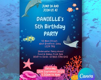 Può includere: Un invito blu per il 5° compleanno di Danielle, a tema sottomarino con un delfino, pesci e coralli. Il testo recita "Jump in and join us at Danielle's 5th Birthday Party". Include data, ora e dettagli RSVP.