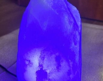 Inédito no mundo: Cristal de sal branco com cores de luz extraordinárias e livremente selecionáveis, efeitos de luz pulsante e opções multicoloridas.