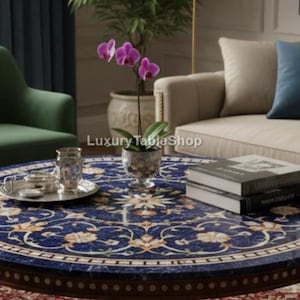 ロイヤルブルーのラピスラズリのコーヒーテーブル | ピエトラ・ドゥーラの象嵌細工、ムガル花飾り