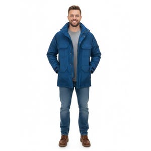 Puede incluir: Un hombre con una chaqueta azul, camiseta gris, vaqueros azules y botas marrones. La chaqueta tiene cuello, múltiples bolsillos y cierre de botones. Los vaqueros son de lavado medio y las botas son de cuero.