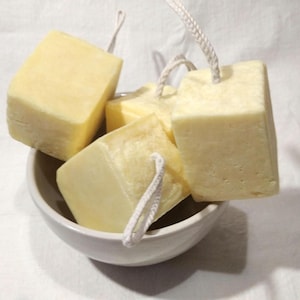 Saponetta al sego infusa con tarassaco, saponetta artigianale a caldo alle erbe, saponetta da appendere in piccole quantità, sapone naturale delicato per il corpo