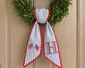 Geborduurd monogram Amerikaanse vlag kranssjerp, blauwe gingang deurstrik, aangepast decor 4 juli