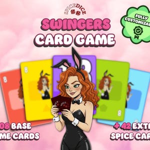 Puede incluir: Un juego de cartas "Swingers Card Game" con una mujer con un disfraz de conejita sosteniendo cartas. La imagen incluye 108 cartas base y 42 cartas extra picantes. Las cartas son de varios colores.