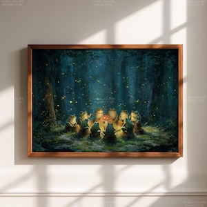 Puede incluir: Una impresión enmarcada que presenta una escena caprichosa de ranas reunidas alrededor de una fogata en un bosque. La obra de arte tiene una paleta de colores oscura y melancólica con un enfoque en las ranas y la fogata. La impresión está en un marco de madera.