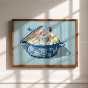 Könnte beinhalten: Gerahmter Kunstdruck mit einem blau floral gemusterten Topf mit Deckel, gefüllt mit einer flauschigen Substanz. Eine Person liegt in dem Topf. Der Topf ist vor einem hellblauen Hintergrund platziert.