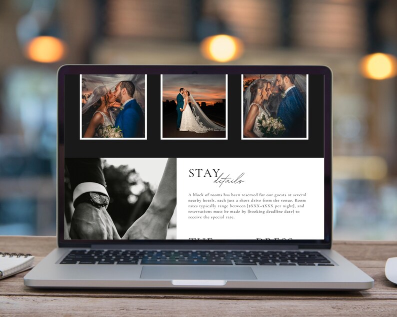 Op de afbeelding: Een laptop toont een trouwwebsite met drie foto's van een stel. De website bevat de tekst "STAY details" en informatie over hotels in de buurt. De laptop staat op een houten bureau.