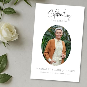Puede incluir: Una tarjeta conmemorativa con el texto "Celebrando la vida de" y el nombre "Margaret Elaine Johnson". La tarjeta presenta un retrato ovalado de una mujer y está acompañada de una rosa blanca y hojas verdes.